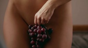 Чувственное и нежное видео голой девушки с виноградом