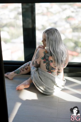Блондинка с большой попой показывает пухлые ножки в татуировках