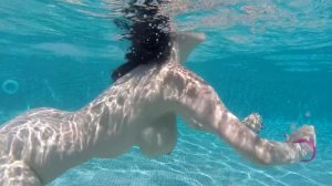 Супер эротика - сексуальная девушка играется с большими сиськами купаясь в бассейне