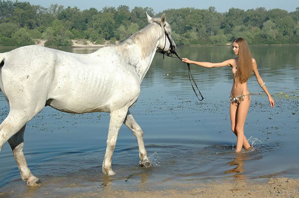 Фото голой девушки с белой лошадью - эротика на природе