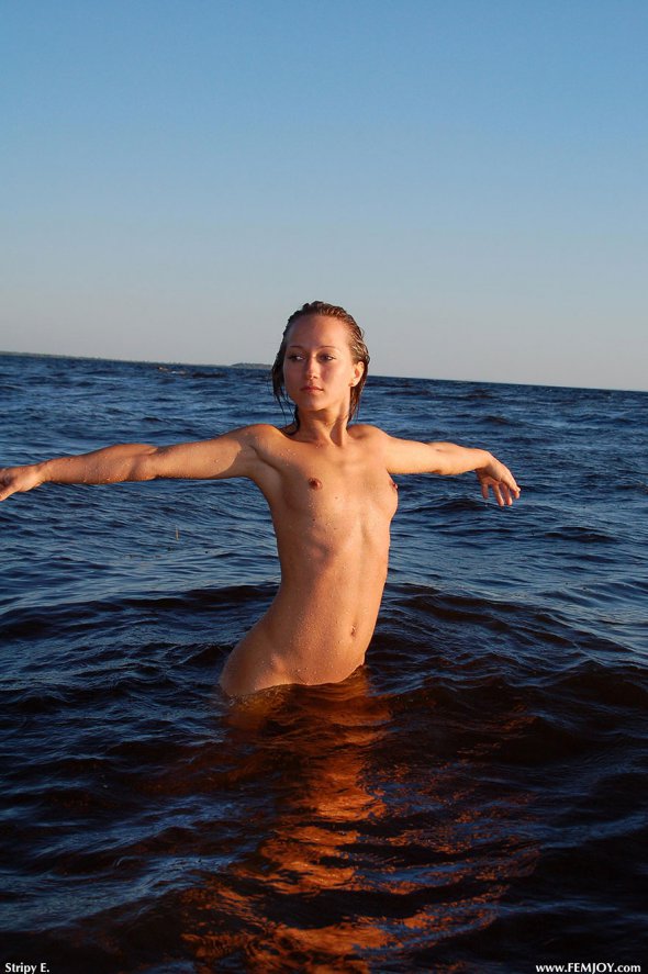 Девушка с маленькой грудью плавает в море