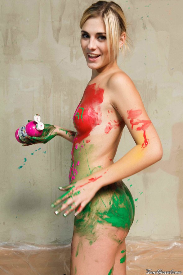 Молоденькая девушка разукрасила свое голое тело яркой краской