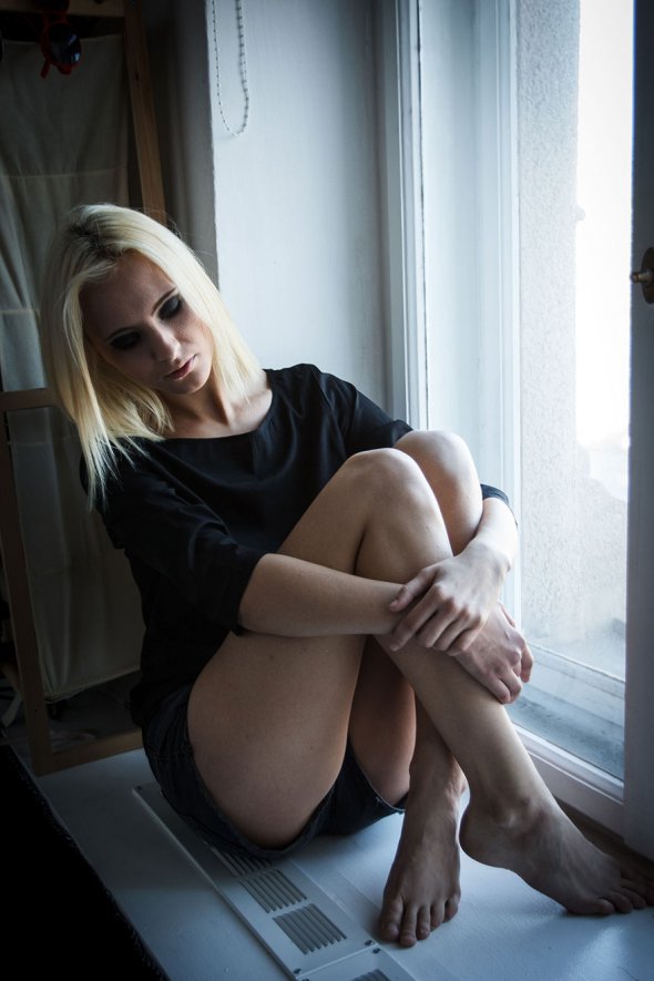 Фото блондинки в черном на подоконнике - эротика