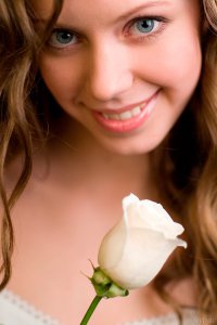 Молоденькая девушка с белой розой