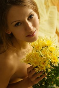 Девушка с желтыми цветами