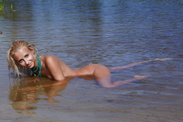 Голая блондинка в воде