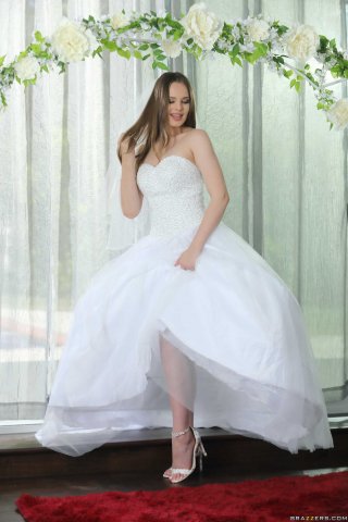 Красавица невеста снимает свадебное платье под аркой из цветов